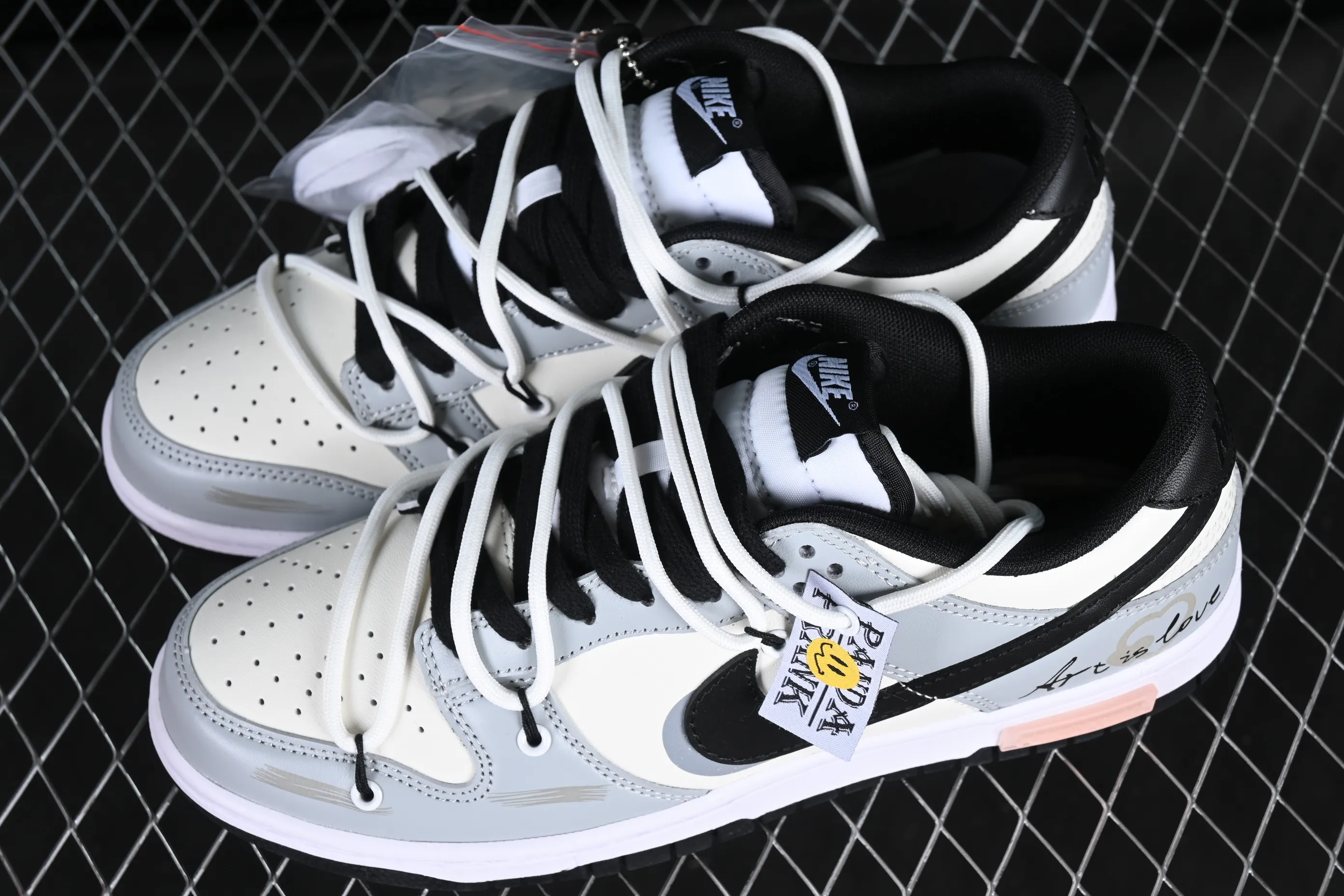 All Categories Nk SB Dunk Series Nk SB Dunk Low Low-top sneakers Nk Dunk Low Panda Prank-The Art of Love SB strappy low-top casual sneakers DD1391-100